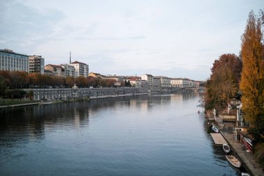 Güneşli bir günde Torino 'daki Po nehrinin manzarası. Yüksek kalite fotoğraf