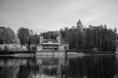 Güneşli bir günde Torino 'daki Po nehrinin manzarası. Yüksek kalite fotoğraf