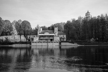 Güneşli bir günde Torino 'daki Po nehrinin manzarası. Yüksek kalite fotoğraf