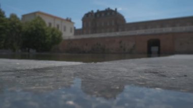 Torino 'da Venedik Sarayı' nın bahçesindeki yüzme havuzunun manzarası. Yüksek kalite 4k görüntü