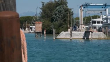 Garda Gölü 'ndeki Peschiera rıhtımında. Yüksek kalite 4k görüntü