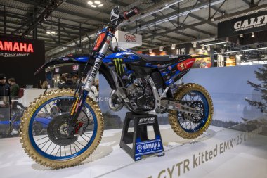 Milan, İtalya: 2023 01 28 Eicma Milano Bisiklet Fuarı Janis Reuleis Mx 125 Yamaha. Yüksek kalite fotoğraf