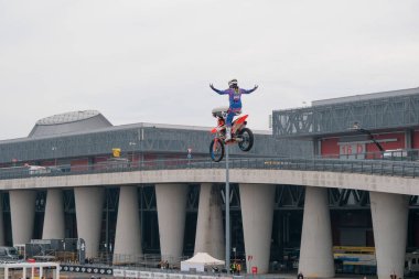 Milano, İtalya - 2023 Eicma Milano Bisiklet Fuarı serbest stil motokros atlayışı ve figürleri. Yüksek kalite fotoğraf