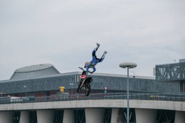 Milano, İtalya - 2023 Eicma Milano Bisiklet Fuarı serbest stil motokros atlayışı ve figürleri. Yüksek kalite fotoğraf