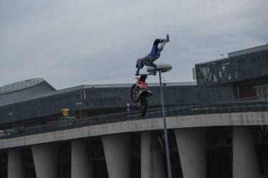 Milano, İtalya - 2023 Eicma Milano Bisiklet Fuarı serbest stil motokros atlayışı ve figürleri. Yüksek kalite fotoğraf