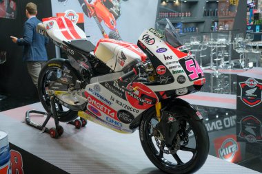 Milano, İtalya - 2023: Eicma Milano Bisiklet Fuarı Sic58 Corse Riccardo Rossi Moto3. Yüksek kalite fotoğraf