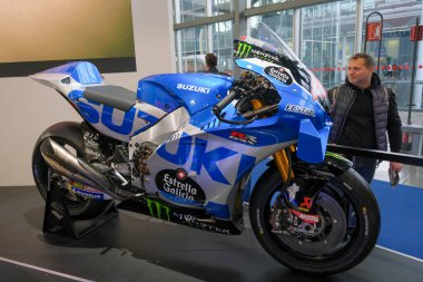 Milano, İtalya - 2023 Eicma Milano Bisiklet Fuarı Suzuki MotoGp 42 Alex Rins. Yüksek kalite fotoğraf