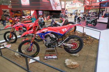 Milano, İtalya - 2023 Eicma Milano Bisiklet Fuarı Nathan Watson Honda Enduro RedMoto. Yüksek kalite fotoğraf