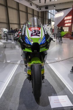 Milan, İtalya: 2023 01 28 Eicma Milano Bisiklet Fuarı Kawasaki süper motoru Alex Lowes. Yüksek kalite fotoğraf