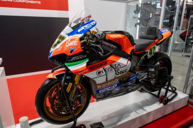 Milan, İtalya: 2023 01 28 Eicma Milano Bisiklet Fuarı Ducati superbike 47 Alex Bassani. Yüksek kalite fotoğraf