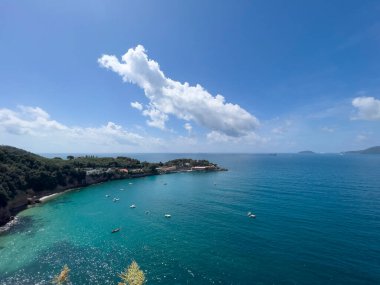 İtalya 'da Lerici Körfezi' nde yazın demirli teknelerle. Yüksek kalite fotoğraf