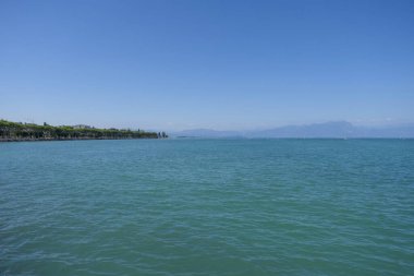 Garda Gölü 'nden Sirmione' nin genel görüntüsü. Yüksek kalite fotoğraf