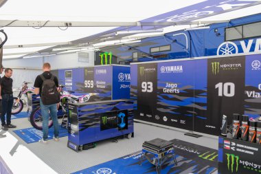  Trento, İtalya: 04 2024 MxGP Pietramurata Uluslararası Motokros Yamaha MxGP Kutusu. Yüksek kalite fotoğraf