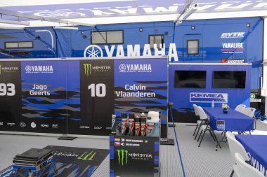  Trento, İtalya: 04 2024 MxGP Pietramurata Uluslararası Motokros Yamaha MxGP Kutusu. Yüksek kalite fotoğraf