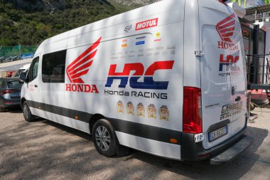 Trento, İtalya: 04 2024 MxGP Pietramurata Uluslararası Motokros Honda HRC Karavanı. Yüksek kalite fotoğraf