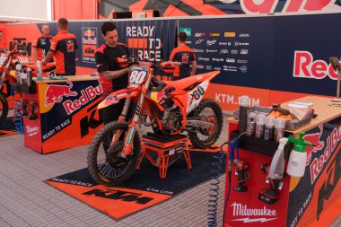 Trento, İtalya: 04 2024 MxGP Pietramurata Uluslararası Motokros Ktm RedBull Kutusu. Yüksek kalite fotoğraf