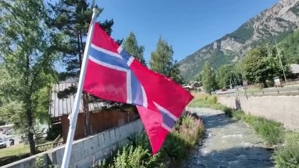 挪威国旗在河上飘扬 高质量的4K镜头 — 图库视频影像