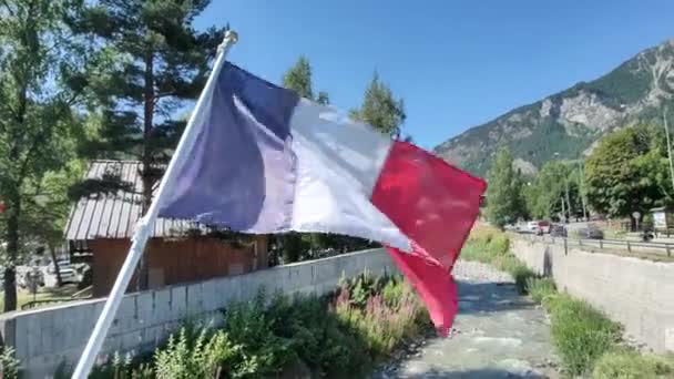 프랑스 국기가 강에서 흔들리고 있습니다 고품질 — 비디오