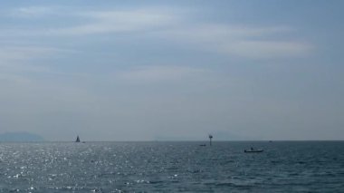 Güneşli bir günde Napoli Körfezi 'nin açık denizde balıkçı teknelerinin panoramik manzarası. Yüksek kalite 4k görüntü