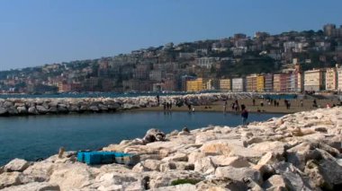 Napoli Körfezi bahar günü küçük plajlarda yıkanır. Yüksek kalite 4k görüntü
