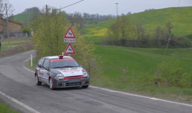 Reggio Emilia, İtalya: 06 06 2019 Serbest Rally etkinliği Renault Clio grubuyla. Yüksek kalite fotoğraf