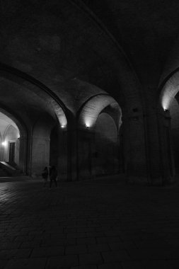 Parma 'daki Palazzo della Pilotta, siyah beyaz kemerler. Yüksek kalite fotoğraf