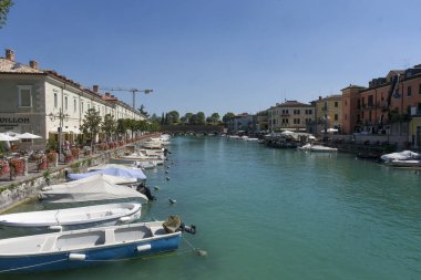 Peschiera del Garda 'da güneşli bir günde turist limanı. Yüksek kalite fotoğraf