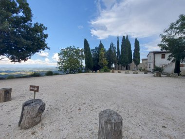 Bulutlarla, gökyüzüyle, binalarla, bitkilerle, ağaçlarla, otlarla çevrili ve şehir eğlencesi için mükemmel bir doğal manzara yaratan bir çakıl taşı alanı.