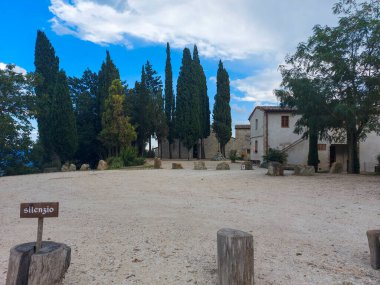 Bulutlarla, gökyüzüyle, binalarla, bitkilerle, ağaçlarla, otlarla çevrili ve şehir eğlencesi için mükemmel bir doğal manzara yaratan bir çakıl taşı alanı.