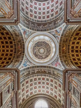 Mantua katedralin içeriden panoramik görüntüsü. Yüksek kalite fotoğraf
