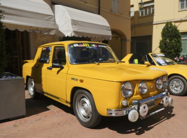 Carpi Modena, İtalya: 10 17 2021 Renault 8 S kaliteli fotoğraf.