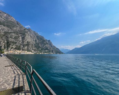 Limon konsolosu Garda göl boyunca panoramik bir manzarayla yürüyor