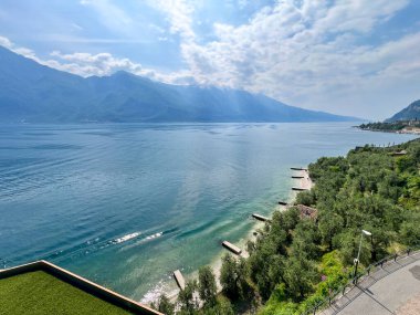 Limonlu konsolos Garda göl boyunca panoramik bir manzarayla yürüyor, yüksek kaliteli bir görüntü.