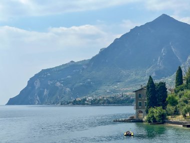 Limonlu konsolos Garda göl boyunca panoramik bir manzarayla yürüyor, yüksek kaliteli bir görüntü.