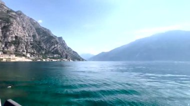 Limonlu konsolos Garda göl boyunca panoramik bir manzarayla yürüyor, yüksek kaliteli bir görüntü.