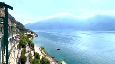 Limonlu konsolos Garda göl boyunca panoramik bir manzarayla yürüyor, yüksek kaliteli bir görüntü.