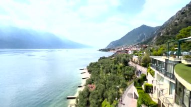 Limonlu konsolos Garda göl boyunca panoramik bir manzarayla yürüyor, yüksek kaliteli bir görüntü.