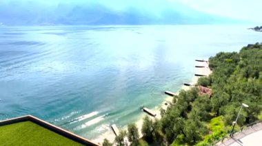 Limonlu konsolos Garda göl boyunca panoramik bir manzarayla yürüyor, yüksek kaliteli bir görüntü.
