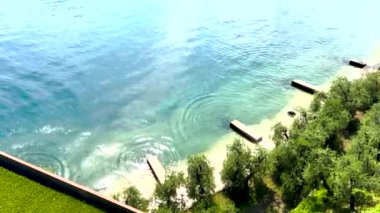 Limonlu konsolos Garda göl boyunca panoramik bir manzarayla yürüyor, yüksek kaliteli bir görüntü.