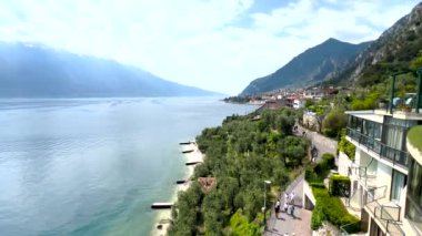 Limonlu konsolos Garda göl boyunca panoramik bir manzarayla yürüyor, yüksek kaliteli bir görüntü.