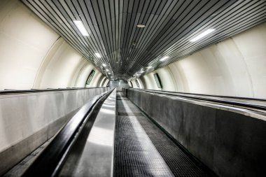Geniş açılı bir açıyla çekilen, metro istasyonunda parlak bir tasarımı olan modern bir yürüyen merdiven.