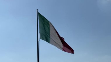 Titrek İtalyan bayrağı dalgalanır ve güzel dalgalanır sersemletici bir mavi gökyüzü altında yumuşak bulutlarla dolu