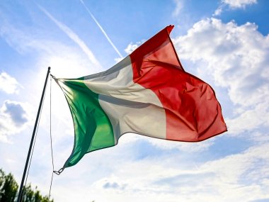 Güzel İrlanda bayrağı zarif bir şekilde dalgalanıyor ve gri, bulutlu bir gökyüzü altında dalgalanarak İrlanda 'nın gururunu simgeliyor.