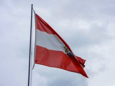 Avusturya 'nın ulusal bayrağı zarif ve gururla dalgalanıyor çarpıcı doğal manzara güzelliğine karşı.