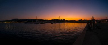 Günbatımında San Vito Lo Capo, Sicilya, İtalya 'daki turizm limanı. Yüksek kalite fotoğraf