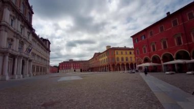 2024 02 Modena: Piazza Roma, dış görünüm. Yüksek kalite 4k görüntü