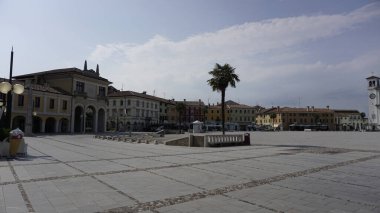 Palmanova, güneşli bir günde meydanın genel görünümü. Yüksek kalite fotoğraf