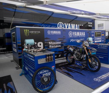 Trento, İtalya: 04 2024 MxGP Pietramurata Uluslararası Motokros Yamaha Canavar Takımı Kutusu. Yüksek kalite fotoğraf