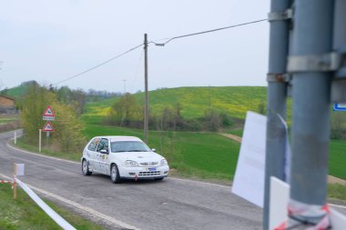 Reggio Emilia, İtalya: 06: 06 2019 Serbest Ralli B grubu Peugeot 106 rallisi ile. Yüksek kalite fotoğraf