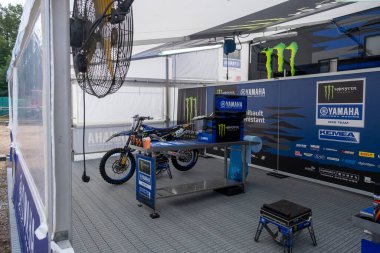 Trento, İtalya: 04 2024 MxGP Pietramurata Uluslararası Motokros Yamaha Canavar Takımı Kutusu. Yüksek kalite fotoğraf
